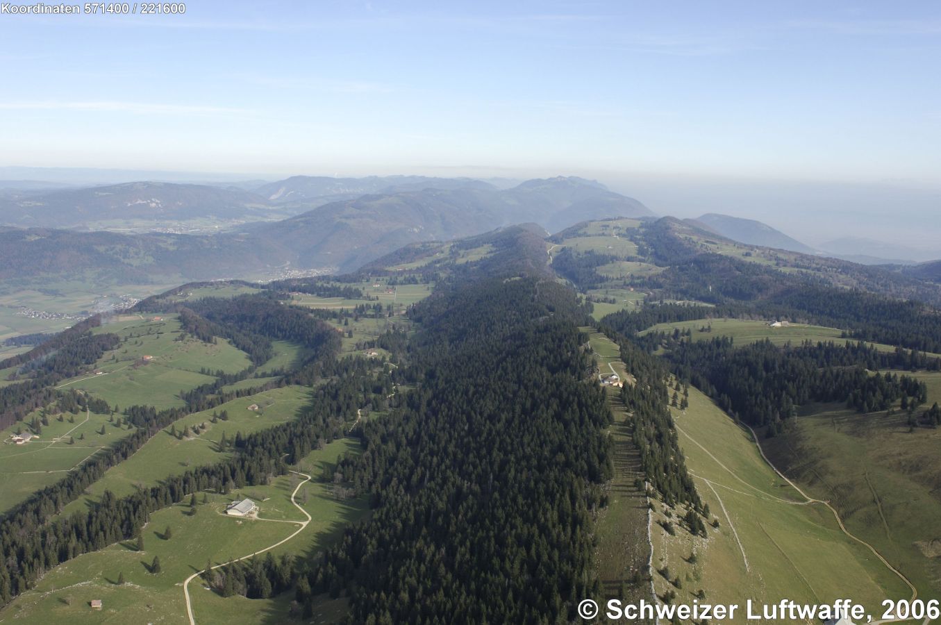 Petit Chasseral, Siedlung Bildmitte auf der Krete: 'Métairie de Morat' (Position: 2'571'754.32, 1'221'453.91), Blick nach NE.